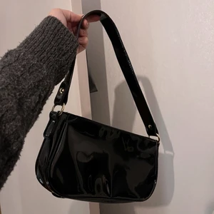 Väska - Säljer denna snygga svarta väska!!🖤🖤 Säljs för 40kr +frakt!!😁