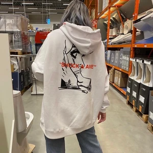 Hoodie med tryck - As cool hoodie med coola tryck fram och bak, väldigt stor i passformen vilket är fett coolt! 