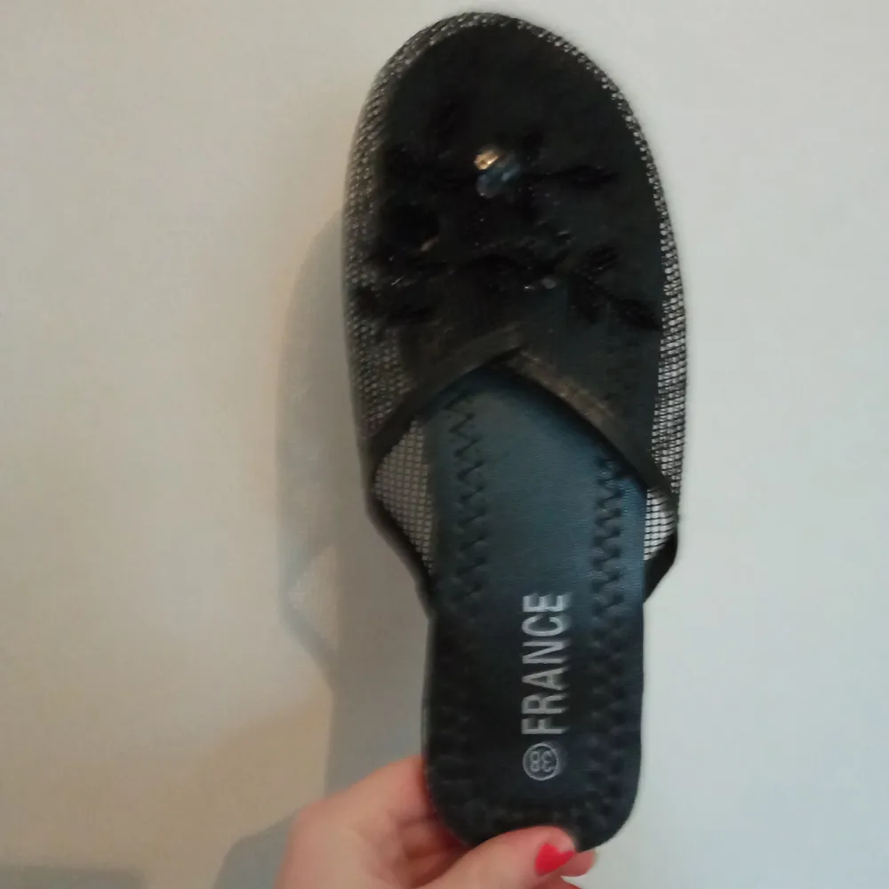 Lite finare svarta sandaler med glittriga detaljer, i bra skick men inte helt oanvända. Priset är inkl frakt! :) . Skor.