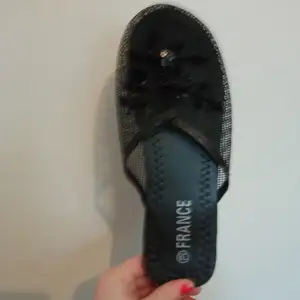 Lite finare svarta sandaler med glittriga detaljer, i bra skick men inte helt oanvända. Priset är inkl frakt! :) 