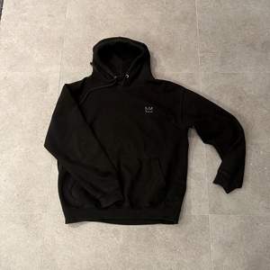 En svart Hov1 hoodie i storlek M.                                        Turné tröja ( 2018 ).                                                       Den är använd men inte så mycket.                     Pris 350kr/bud ⭐️                                                         Kan skickas om mottagaren står för frakten.