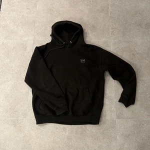 Hoodie Hov1 - En svart Hov1 hoodie i storlek M.                                        Turné tröja ( 2018 ).                                                       Den är använd men inte så mycket.                     Pris 350kr/bud ⭐️                                                         Kan skickas om mottagaren står för frakten.