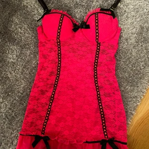 Mycket fin korsett/negligé/nattlinne. Ny - Mycket fin korsett/negligé/nattlinne i storlek 75A Helt ny, storlekslappen sitter kvar på axelbandet. Justerbar axelband, mycket fina broderier och detaljer. Pris: 130 kr Finns i Mölnlycke Snabb affär prioriteras! 📮Kan även skickas mot porto 