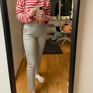 Ljusgråa kostymbyxor - Ett par ljusgråa kostymbyxor från H&M i storlek 34. Kan ej längre ha dem och därför säljer jag! De är även sparsamt använda, så skulle säga att det är typ som nya😍är 173 å de går till anklarna på mig:) priset är exkl frakt! Vid frågor är det bara att höra av sig<3