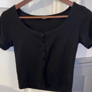 Tröja med knappar bikbok - Snygg knappt använd svart tröja från bikbok med knappar framtill i storlek S. Fler bilder går att få!🥰