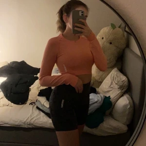 Tränings topp - Säljer denna skit snygga tränings toppen ifrån gymshark💕 i färgen peach ish💕 FRAKTEN INGÖR INTE! Kolla in min profil💕
