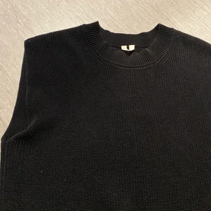 Arket väst - Suuuper snygg väst som inte kommer till användning. Köpte för några hundra lappar på secondhand. Från arket och är i super bra kvalite. Den är marinblå. Det står xs men passar definitivt M 