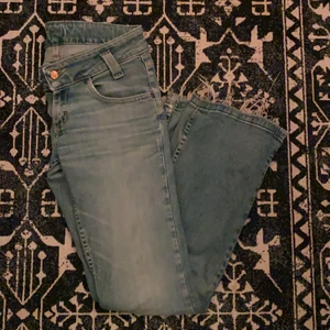 LEE JEANS - low-waisted jeans från lee. står ingen storlek men de är ca 39cm i midjan (mätt rätt över) och innerbenslängden är ca 76cm. jag är 170. 140kr inklusive frakt!
