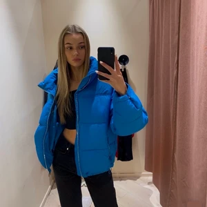 Blå jacka  - Blå Jacka från gina knappt använd, slutsåld på hemsida💕