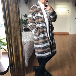 Ullkappa  - Snygg rutig ullkappa från HM. Användes förra vintern, men har inte hittat tillfälle att använda den i år så där av säljer jag den. Den är nyligen kemtvättad! Det är storlek 34, men den är lite oversize så passar även nån som brukar ha 36 🥳