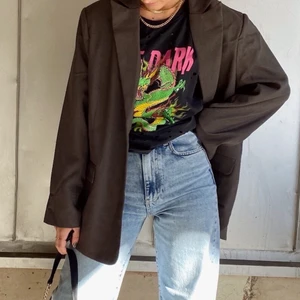 The Dark Side T-shirt  - Smått oversized T-shirt med tryck, från Noisy May. Stl S