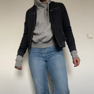 En mörkblå jacka  - 🌊En marinblå tygjacka som passar perfekt till våren! Passar XS/S. Frakten kan ändras beroende på vilken påse den får plats i!🌊