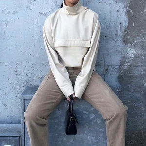 Nicki Studios - Säljer denna skal jacka från Nicki Studios. Fin beige färg och fin passform. Kan justeras med banden på sista bilden. Nypris 825kr