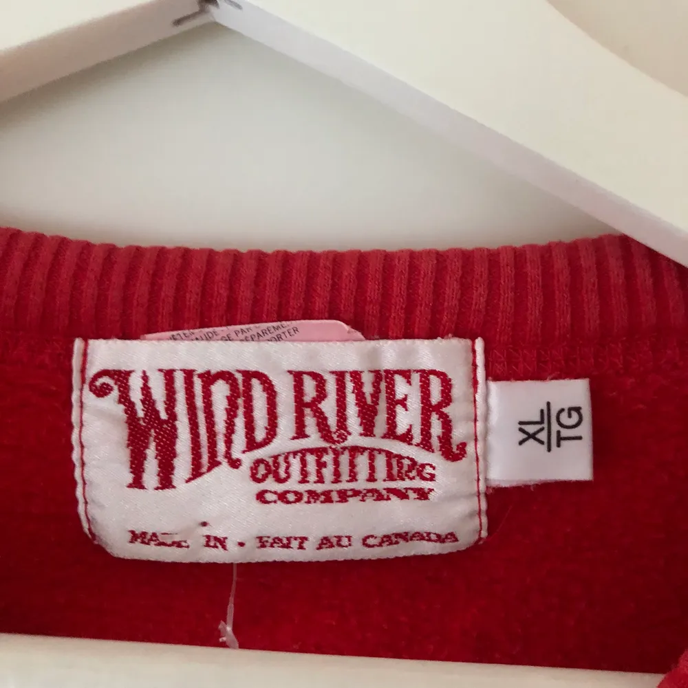Röd oversized vintage sweatshirt från wind river. Tröjan är unik, stor och i kraftigt material. Köparen står för frakt och hör av dig vid frågor❤️. Tröjor & Koftor.
