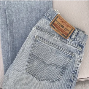 Low waist jeans  - Säljer dessa jätte fina lågmidjade jeans💕💕 storleken syns inte i byxorna men midjemåttet är 82cm och innerbenslängden är 75cm.                                                  Frakten är 96kr eller så kan jag mötas upp i Stockholm😊  (Inte mina bilder!! Tjejen på bilden är 167cm)                                                    HÖGSTA BUD 150kr+frakt