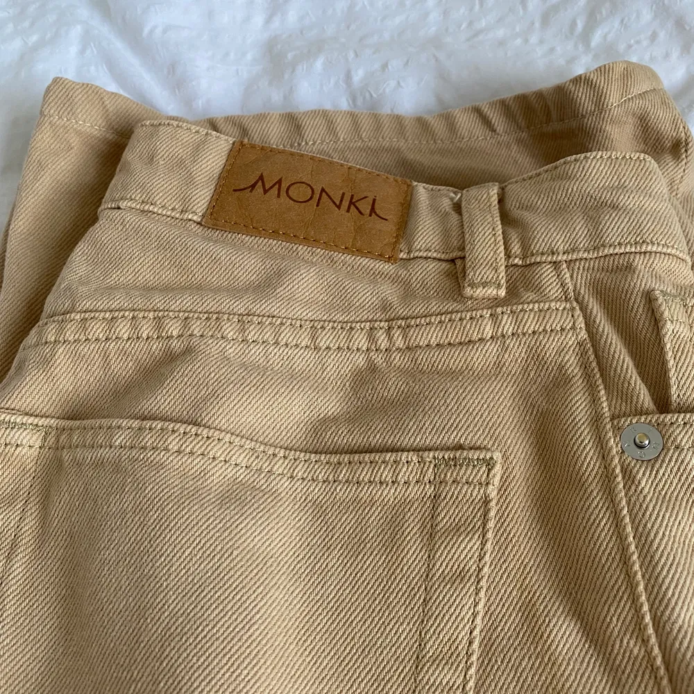 Ett par fina, beiga jeans från Monki i storlek 25. (Dessa är även uppsydda så de ska passa mig som är ca 158cm) 💛. Jeans & Byxor.