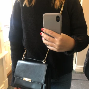 Micheal Kors väska - Jättesnygg använd micheal kors väska. Rymlig och psssar till allt. Nypris ca 2000kr 