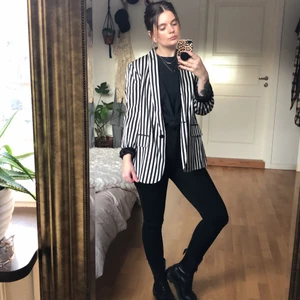 Kavaj Zara  - Sjukt snygg randig kavaj från Zara! Den är storlek L, men funkar så bra oversize till allt möjligt. Säljer enbart för att jag inte använder den tillräckligt mycket🤓