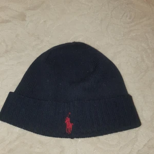 Mössa - Jag säljer min Ralph Lauren mössa som är I ett bra skick.