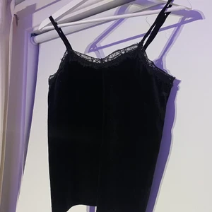 Svart sammets linne m spets - Svart sammets linne m spetskant upptill, storlek xs och normal i storlek. Väl använt men fint skick