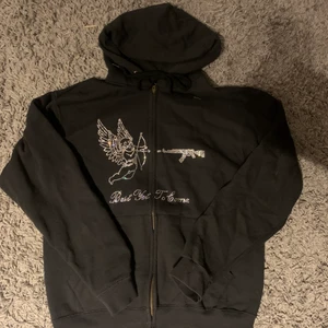 Best yet to come tröja  - Svart best yet to come tröja med alla pärlor kvar på, Annvänd ca 2ggr. Säljs pågrund av ingen användning. Pris 450kr+frakt