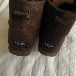 Bruna uggs  - Bruna uggs. Osäker på om de är äkta då jag köpte dom på Plick. Bra skick. Storlek 37, passar mig bra som har 38/39 <3