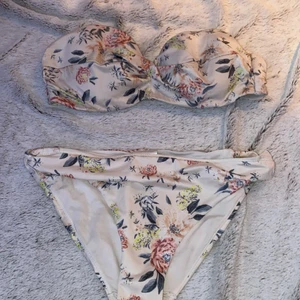 Blommig bikini  - Helt oanvänd bikini, tonnen har inga band, toppen storlek 80C och trosorna storlek 38