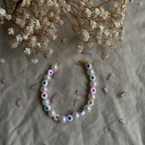 Armband  - Armband med hjärtan i olika färger 💗 frakten ligger på 14kr 