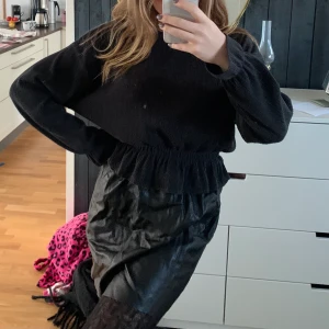 Zara - En svart skinnkjol💕40kr+ frakt