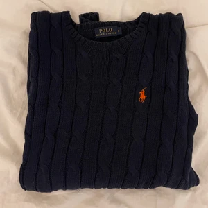 Ralph Lauren - Tröjan är i fint skick då den använts några få gånger för några år sen, rymlig i storleken och passar som M med 🙂