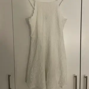Vit klänning i spets från H&M divided i storlek 38. Använd fåtal gånger, bra skick. Supersöt🌸🤍