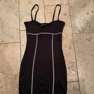 svart klänning - svart klänning med vita ränder från h&m. Säljer för jag använder inte. Den är i bra skick och har mjukt och stretchigt material. 