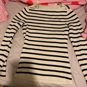 Randig tröja  - Nu säljer jag min as snygga tröja från hm! Säljer den för att den av någon anledning inte kommer till andvändning💓 köpt för 259 kronor och nästan aldrig andvänd🔥