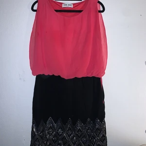 Vero Moda klänning - Rosa glittrig klänning från Vero Moda. Strl 36 men passar mig som vanligtvis har 38-40. I bra skick! Sitter väldigt snyggt i midjan!