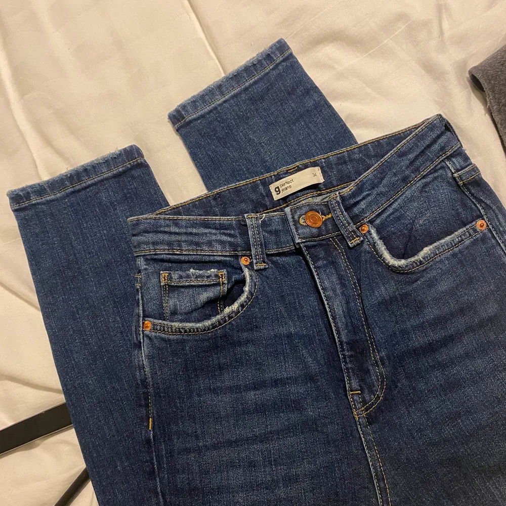 Mörka jeans från Gina i storelk 34. Endast provade men passade tyvärr inte. Höga i midjan & hål i båda knäna💕. Jeans & Byxor.