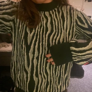 Tröja med mönster - Jätte snygg tröja från Monki som är finstickad. Jätte bra kvalitet och knappt använd, köparen står för frakt! Säljer för att jag inte får någon användning av den. 