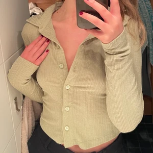 Grön top🌷 - Topp från nakd i storlek S🌷🥰 köparen står för frakt!❤️