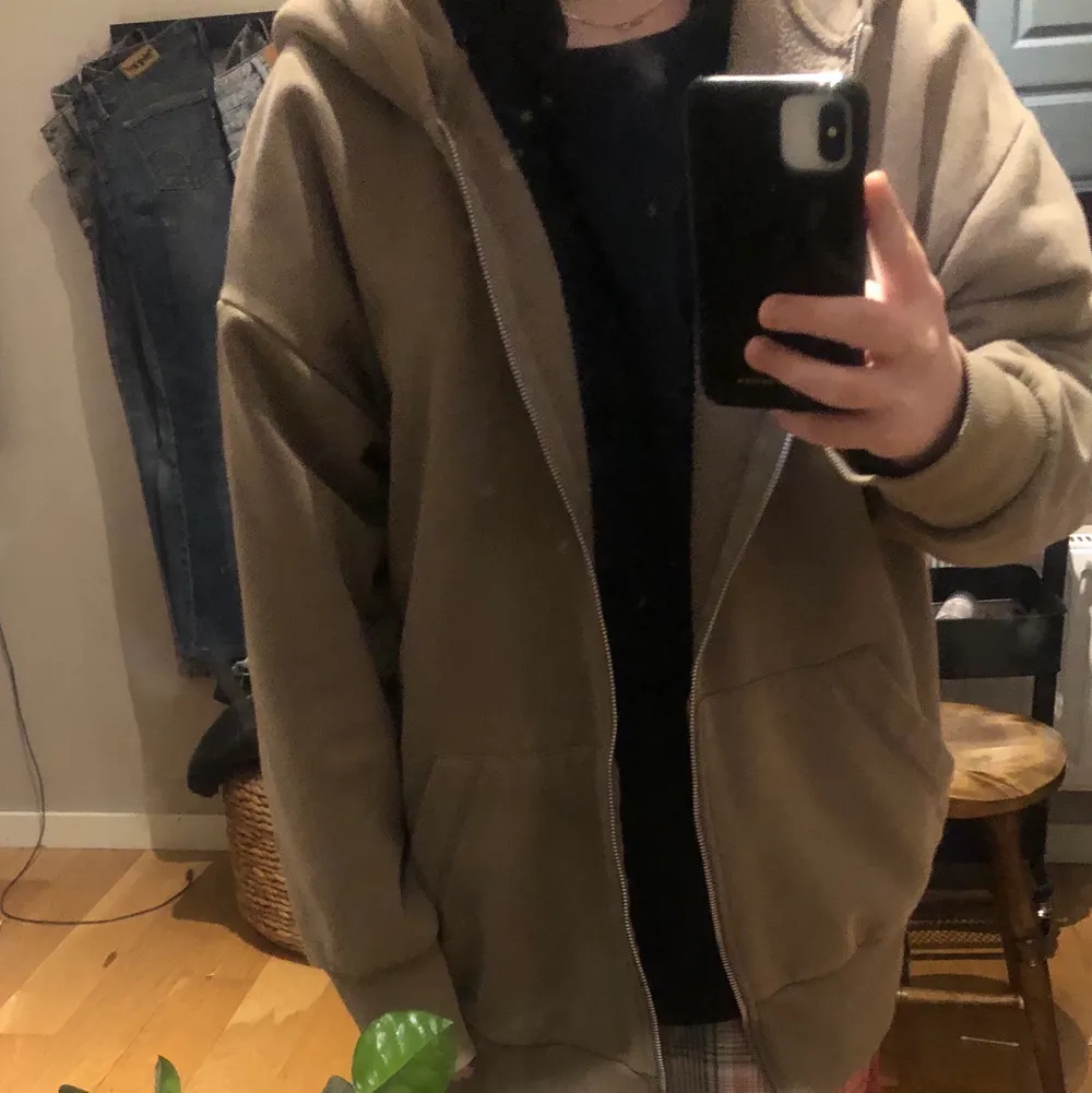 Säljer denna beiga/bruna zip up hoodie eftersom att den inte kommer till användning. Den är i storlek S och den är ganska oversized. Jätteskön och i fint skick då jag knappt använt den, köpt för ca 300kr förra året. Köparen står för frakt. Hör av er vid intresse!💕. Hoodies.