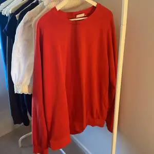 Röd skitstor weekdaysweater i XL. Sitter mkt stort på mig som har M/L. Frakt ingår i priset.