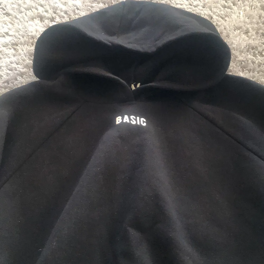 Svart snygg hoodie med tryck (basic). Köpt från Gina tricot för ett år sedan. Storlek S. Jätte fint skick, nästan som ny! 💕. Hoodies.