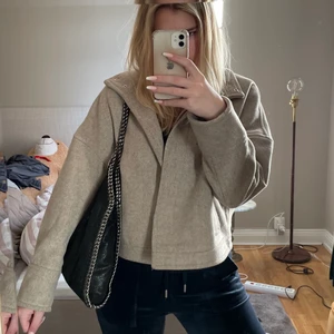 kort kappa - en nästan helt slutsåld kort kappa från vero moda. perfekt nu till våren och jättefin med halsduk, helt uppknäppt eller knäppt ända till halsen🤍