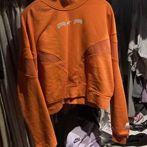  Oransje Med Nike air logo på armen å forsiden av genseren 