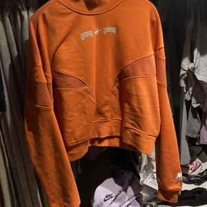 Nike air croppa genser størrelse s  -  Oransje Med Nike air logo på armen å forsiden av genseren 