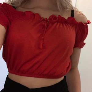 Röd blus  - Röd blus storlek Xs. Använd 1 gång på kräftskiva.
