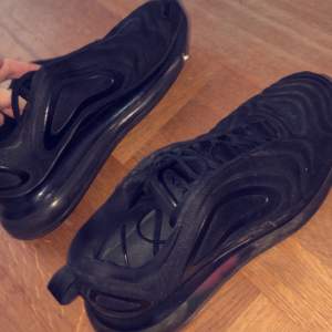 Nästintill oanvända svarta Nike skor, extremt sköna att gå långt i.