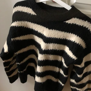  Beige/Svart tröja  - En snygg beige/svart tröja i tiger imitation, skriv vid intresse😇💕