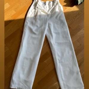 Chloe B x NA-KD kostymbyxor - Sparsamt använda som nyskick. Material: polyester, ej genomskinliga då de har en tunn fordring inuti. Storlek 34, väldigt långa. Jag är 1,60 men jag måste bära höga klackar annars trampar jag på dem. Så jag skulle säga att de passar de som är lite längre. 