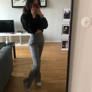 Kostymbyxor stl 34 - Säljer mina tvär snygga kostymbyxor från NA-KD med slits i stl 34 då jag måste rensa garderoben och dessa tyvärr inte kommit till användning🤍🤍 endast använda 1 gång🤍 slits vid utsidan av fötterna samt en dragkedja som inte syns vid ena sidan av höften🤍 köpt för 349kr🤍mer bilder kan skickas privat, kan mötas upp i Jönköping men även frakta OBS du står för frakten 😚
