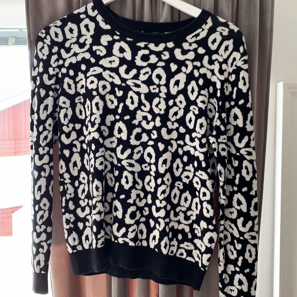 Leopard tröja svart/vit | Plick Second Hand