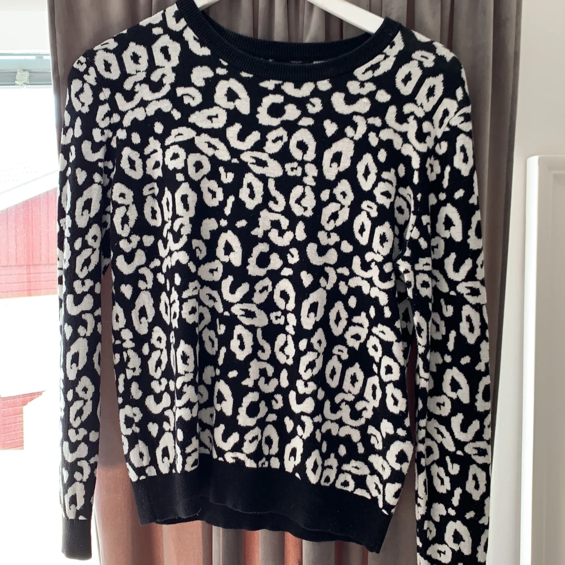 Leopard tröja svart/vit